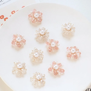 Gros plan de pendentifs fleurs en perles de cristal faits main pour création de bijoux