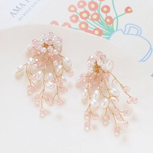 Détail du pendentif floral fait main avec perles et perles roses en fil doré