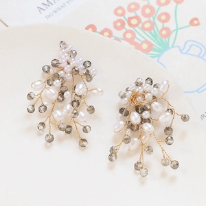 Gros plan détaillé des boucles d'oreilles artisanales en perles et perles de verre gris