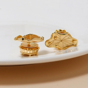 Detalle de base de hoja de loto bañada en oro con nervaduras para joyería DIY