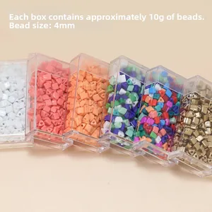 Vue macro de perles triangulaires 4mm colorées en boîtes de 10g pour bijoux DIY