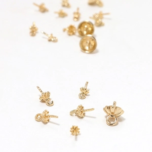 Macro-detail van vergulde parelhangerhouders voor DIY sieraden maken projecten
