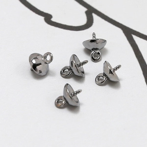 Macro-opname van 5 gunblack kralenkapjes met schroefpinnen voor het maken van sieraden