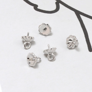Detailopname van verzilverde bloem kralenkapjes met pin voor DIY sieraden maken projecten