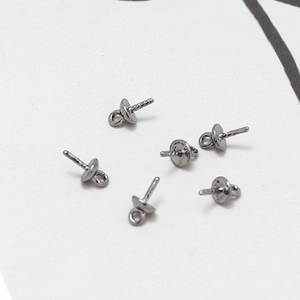Macro-opname van gunmetal grijze parelcup hangers voor DIY sieraden maken accessoires