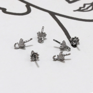 Macro-opname van gunmetal DIY-sieradenspelden met paraplu-waaierontwerp voor parels