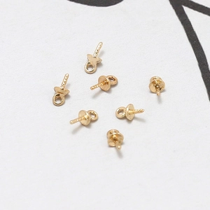 Detail van 6 vergulde kraalkapjes voor DIY-parelsieraden met een glanzende afwerking