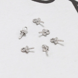 Detailweergave van verzilverde parelpinnen voor DIY-sieraden en hangerbevestigingen