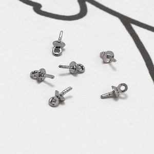 Macro-detail van zes gunmetal vergulde parelkapjes voor het maken van DIY-sieraden