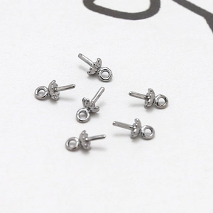 Macro-opname van zes gunmetal grijze kraalkapjes voor DIY sieraden maken