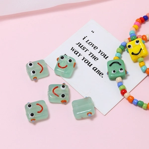 Details quadratischer Glasperlen mit Roboter-Smiley für DIY-Schmuckherstellung
