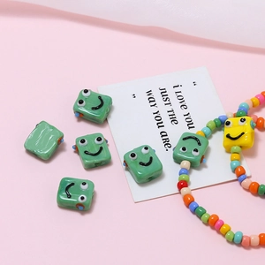 Makro-Detail bunter quadratischer Smiley-Glasperlen für DIY-Schmuckherstellung