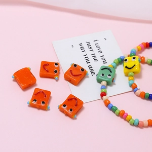 Nahaufnahme bunter Roboter-Smileys für DIY handgefertigten Schmuck und Basteln