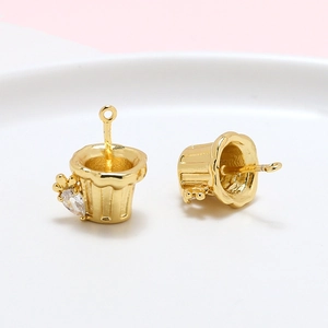 Détails de pendentifs carotte dorés avec zircon cubique et anneau de suspension