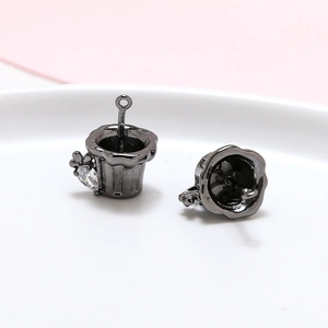 Détail de pendentifs en métal noir avec zircon cœur et anneau pour bijoux DIY