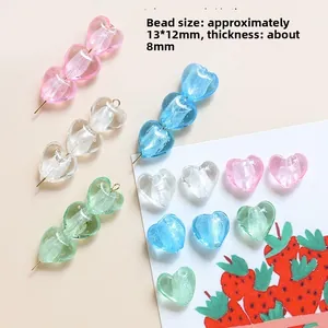 Détail macro de perles en verre coeur 13x12mm avec feuilles d'or pour bijoux DIY