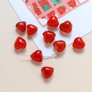 Détail de perles en verre cœur rouge avec feuille d'or et tige pour bijoux faits main