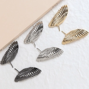 Boucles d'oreilles ailes de plumes baroques dorées et argentées pour la création DIY