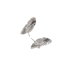 Boucles d'oreilles ailes de plumes argentées avec texture métallique sur fond blanc