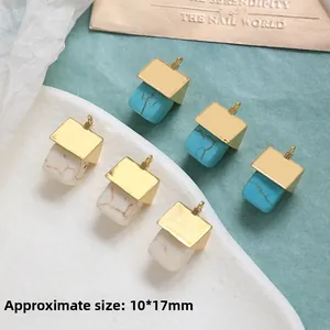 Dettaglio del ciondolo a casa placcato oro 10x17mm con turchese e marmo bianco