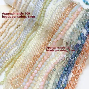 Dettaglio di perle di vetro colorate sfaccettate per gioielli fai-da-te in misure 5 mm e 7 mm