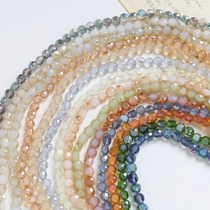 Gros plan de perles en verre cristal facettées colorées disposées en arcs pour bijoux DIY