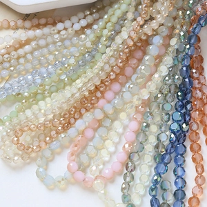 Détail macro de perles en verre cristal coloré facetté pour bijoux et colliers DIY