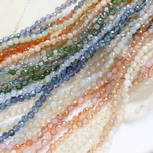 Vue macro de perles en cristal facetté multicolores pour la création de bijoux DIY