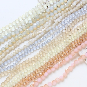Vue détaillée de perles facettées en verre cristal aux couleurs macaron pour bijoux DIY