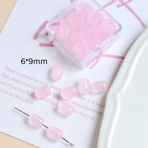 Vue détaillée des perles de verre macaron rose 6x9mm pour bijoux DIY et artisanat