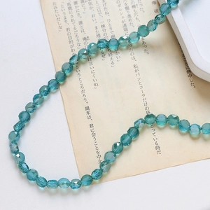 Vue détaillée de perles de verre cristal facettées bleu aqua pour bijoux DIY