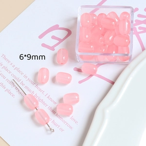 Vue détaillée de perles cylindriques roses translucides 6x9mm pour bijoux DIY et artisanat
