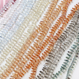 Dettaglio di perline di vetro sfaccettate colorate per gioielli fai da te