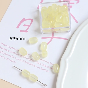 Détail des perles barils translucides jaune clair de 6x9mm pour la création de bijoux