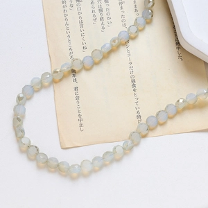 Détail macro de perles en cristal irisées facettées pour la création de bijoux DIY