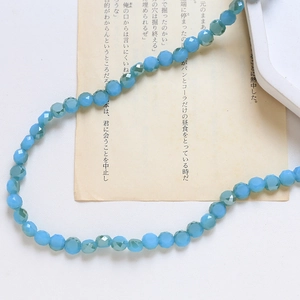Vue détaillée de perles en verre bleu ciel facetté avec textures brillantes et mates pour DIY
