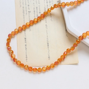 Gros plan de perles en cristal facetté orange pour bijoux et colliers faits main