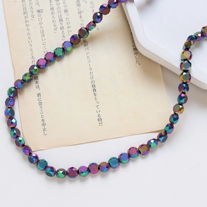 Gros plan de perles en cristal facetté avec finition métallique violette et bleue