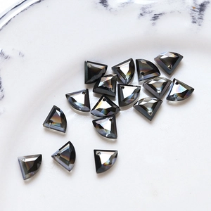 Macro di perline triangolari in vetro grigio scuro per creazione di gioielli