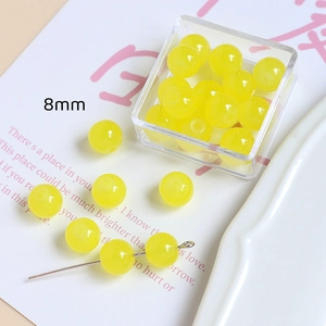 Détail de perles en verre jaune de 8mm avec boîte de rangement carrée et aiguille