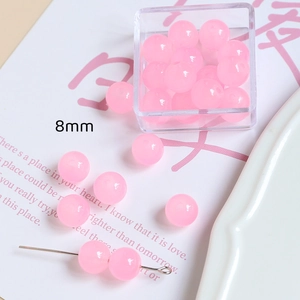 Détail macro de perles macaron roses translucides de 8mm pour bijoux DIY et artisanat