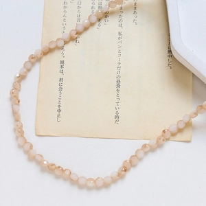 Vue macro de perles en verre facetté irisé pour bijoux DIY sur papier vintage