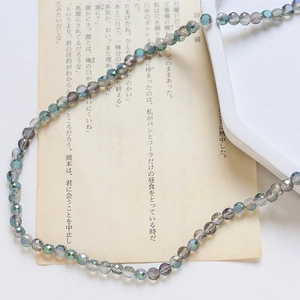 Vue macro de perles en cristal gris foncé avec revêtement AB iridescent pour bijoux DIY