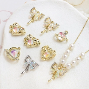 Détail du pendentif cœur planète aurore coloré avec cristaux sur collier de perles