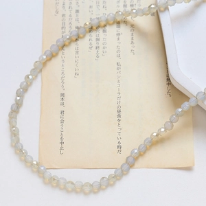 Vue macro de perles en cristal blanc irisées facettées sur papier vintage rétro