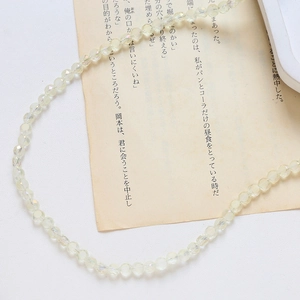 Détail de perles en cristal facetté avec revêtement arc-en-ciel pour bijoux artisanaux
