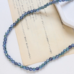 Gros plan de perles en cristal bleu dégradé à facettes pour la création de bijoux DIY
