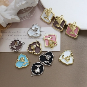 Detailaufnahme von Vintage-Rosen-Emaille-Anhängern für DIY-Schmuck in verschiedenen Formen