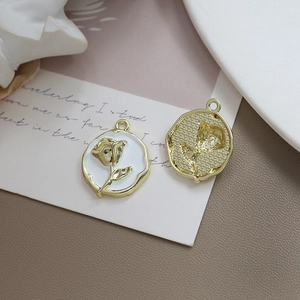 Detailansicht der Vintage-Rosen-Emaille-Anhänger für DIY-Schmuck und Bastelarbeiten