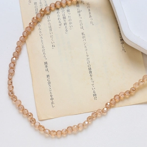 Gros plan sur des perles de verre en cristal facetté champagne pour bijoux DIY